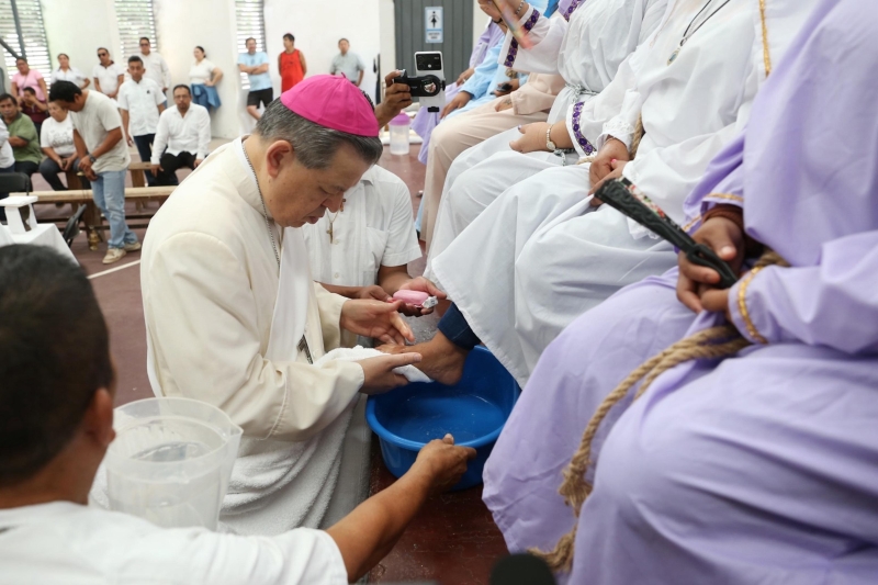 Arzobispo lava los pies a reos en Cerero de Mérida