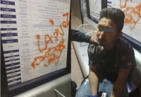 Sorprenden a hombre vandalizando paradero de &quot;Va y Ven&quot;