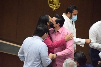 Sin miedo al Covid-19, diputados reparten abrazos y besos en el Pleno 
