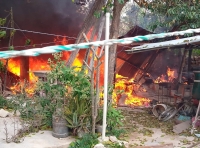 Arde predio en Um&aacute;n