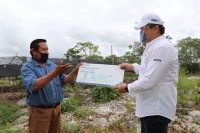 Entregan apoyos a campesinos de Ixil