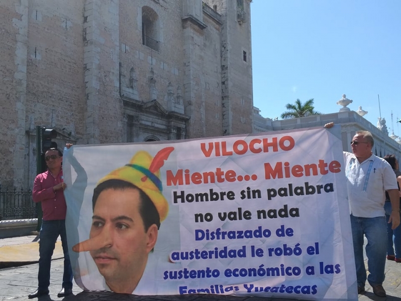 Trabajadores despedidos llaman "Vilocho" a gobernador de Yucatán