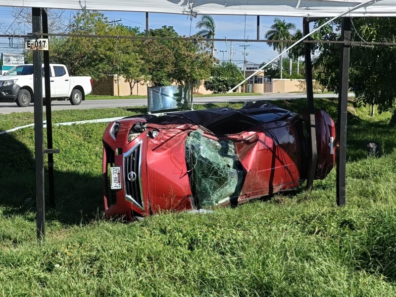 Familia se vuelca  en el Periférico