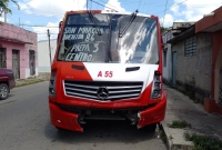 Autobús de pasajeros choca contra auto compacto en Centro Histórico