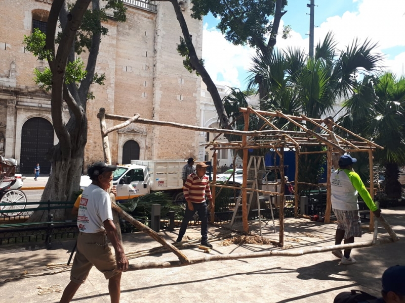 Montan altares de Janal Pixán en la Plaza Grande