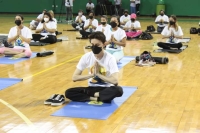 Celebran el Día Mundial del Yoga, en el Polifórum Zamná