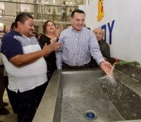 Alcalde inaugura el servicio de agua potable en mercados