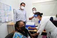 Supervisan vacunación contra Covid-19 de adultos mayores en Maní y Dzan