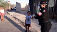 Policias festejan a niños en su día