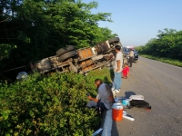 Un herido y cuantiosas pérdidas deja volcadura de tráiler