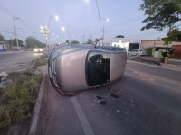 Termina su fiesta  al volcar su  vehículo