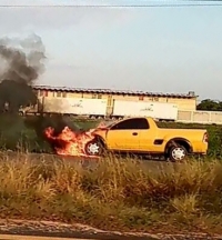 Arde camioneta en llamas en la Mérida-Umán