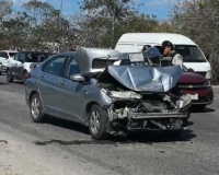 Conductora choca por alcance en el Perif&eacute;rico de M&eacute;rida