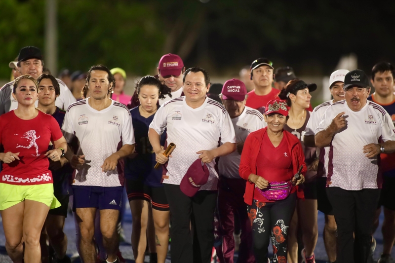 Visita "Huacho" la catedral del deporte yucateco