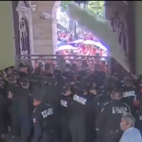 Con polvo de extintor dispersan a manifestantes