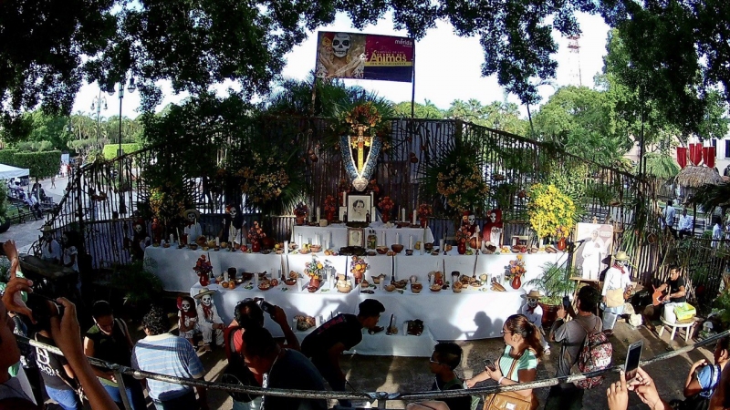 Ayuntamiento de Mérida monta monumental altar de muertos
