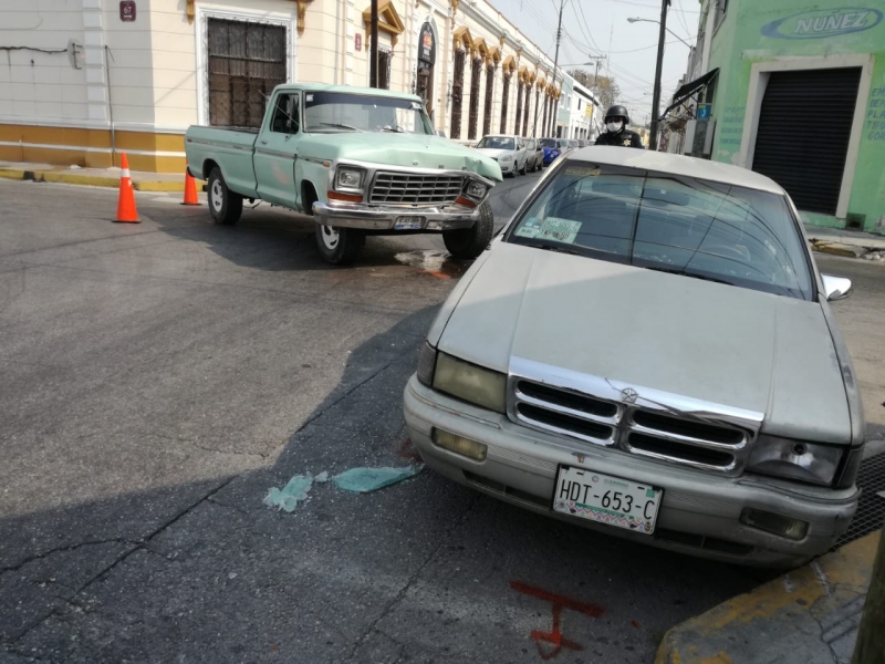 Choque en el centro deja daños materiales 