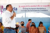 Renán Barrera realiza tradicional entrega de apoyos navideños