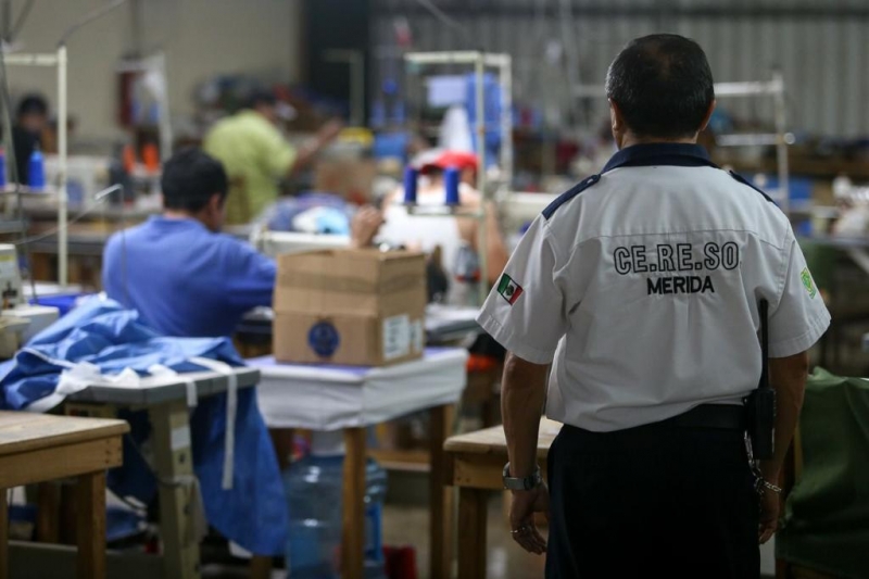 Internos del Cereso Mérida fabrican cubrebocas