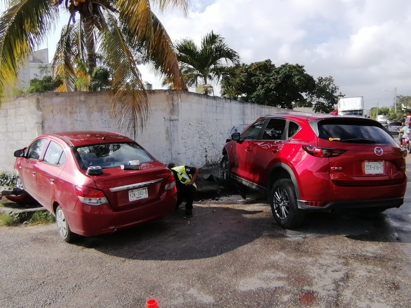 Choque en Francisco de Montejo deja daños materiales