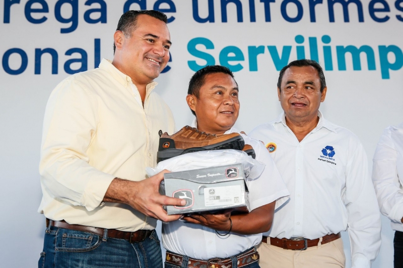 Ayuntamiento entrega uniformes y un aula de capacitación a personal de Servilimpia