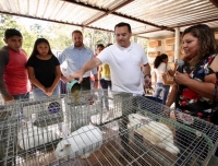 Rená Barrera visita a cunicultores de comisarías meridanas