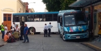 Dos camiones chocan; uno se impacta contra tienda Oxxo