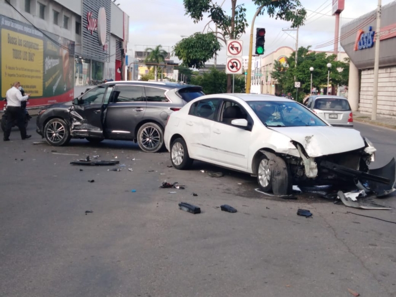 Choque en la colonia México deja daños materiales 