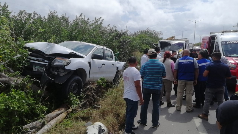 Chocan camioneta de la SSY mientras fumigaba