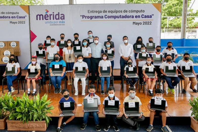 Renán Barrera entrega 120 computadoras a estudiantes