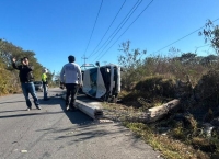 Vuelca su autom&oacute;vil y lo abandona