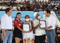 Vila Dosal entrega certificados de primaria y secundaria a yucatecos