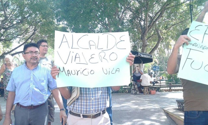 Protestan contra Vila “el alcalde viajero”