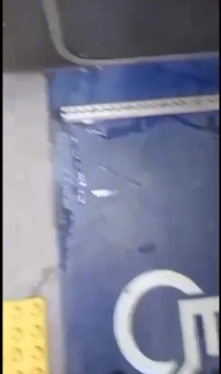 Adulto mayor presuntamente ebrio se orina en el Va y Ven