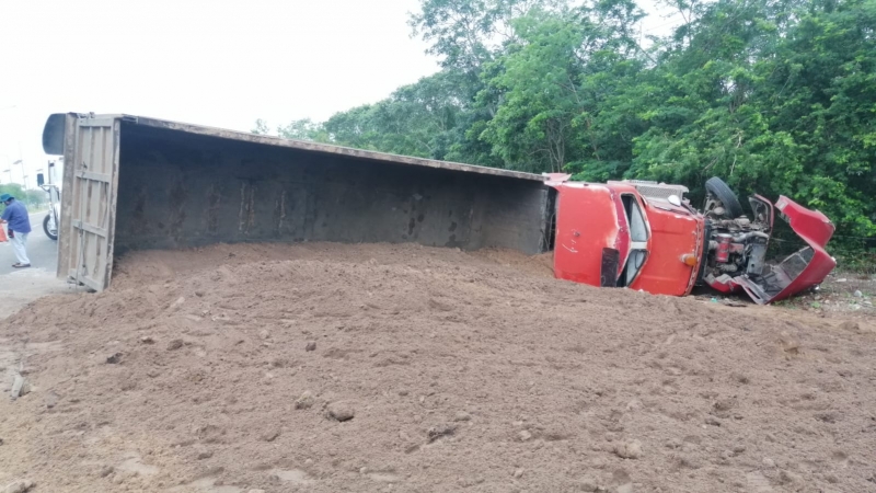 Trailero riega su carga a un costado de la Mérida-Campeche