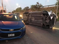 Dormita al volante y choca en el periférico de Mérida