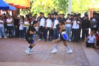 “Huacho” lleva exhibición de box a estudiantes