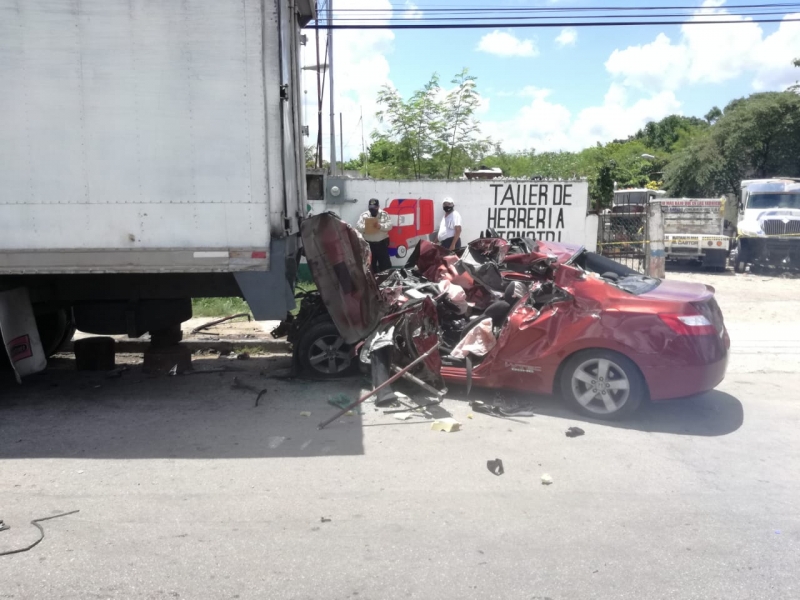 Rescatan moribundo a conductor en siniestro vial 