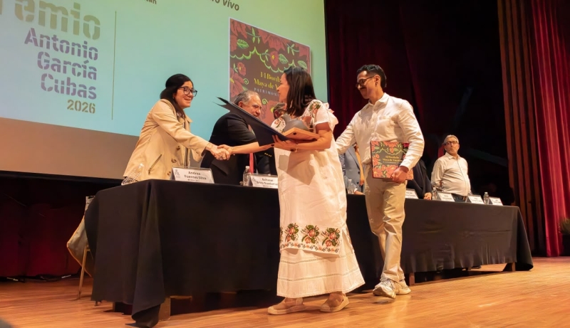 Libro sobre bordado maya recibe mención honorífica