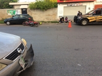 Motociclista lesionado tras invadir carril