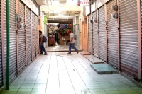 Locatarios de mercados bajan las cortinas