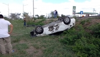 Menor y adulto resultan lesionados en volcadura de taxi