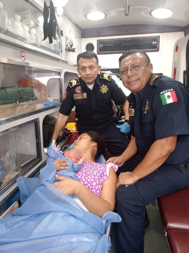 Mujer da a luz en ambulancia