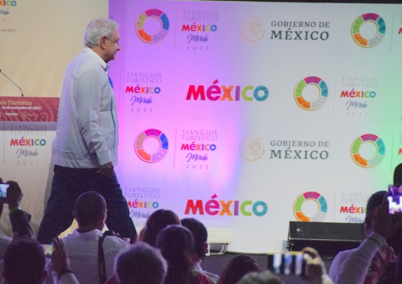 Por la puerta de atrás, AMLO en el Tianguis Turístico Mérida 2021