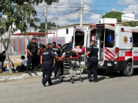 Camión de pasajeros choca contra farmacia en Los Pinos 