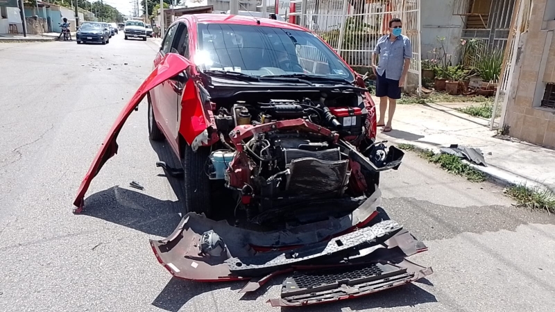 Choca y destroza frente de su automóvil en la colonia Esperanza