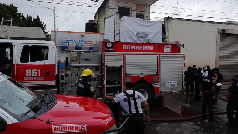 Incendio en el centro de Mérida  deja daños materiales