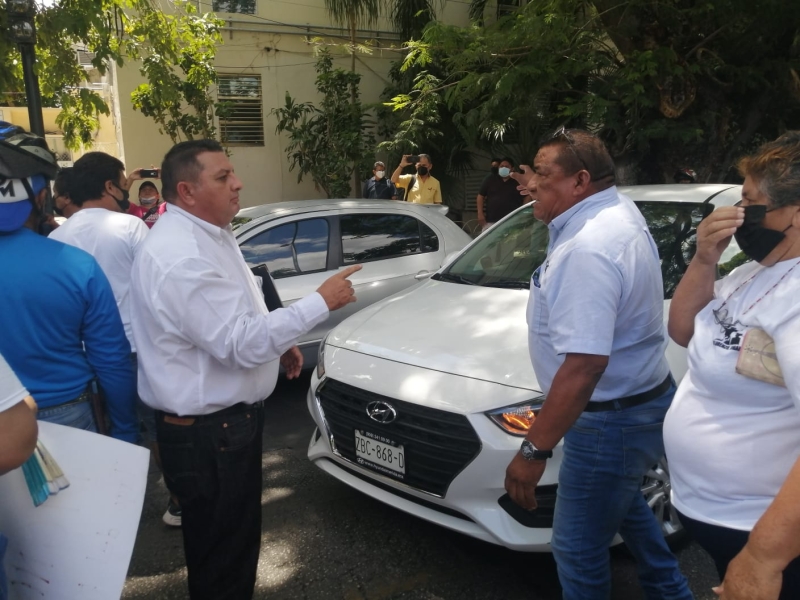 Docentes bloquean avenida Itzáes en Mérida