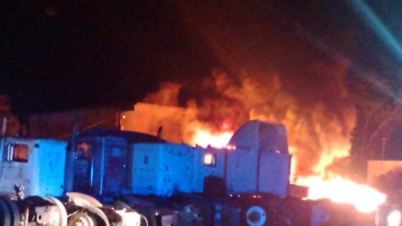 Arde depósito de vehículos
