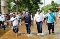 &quot;Estamos aquí para ayudarlos&quot;, afirman Vila y Renán en comisarías inundadas por Delta